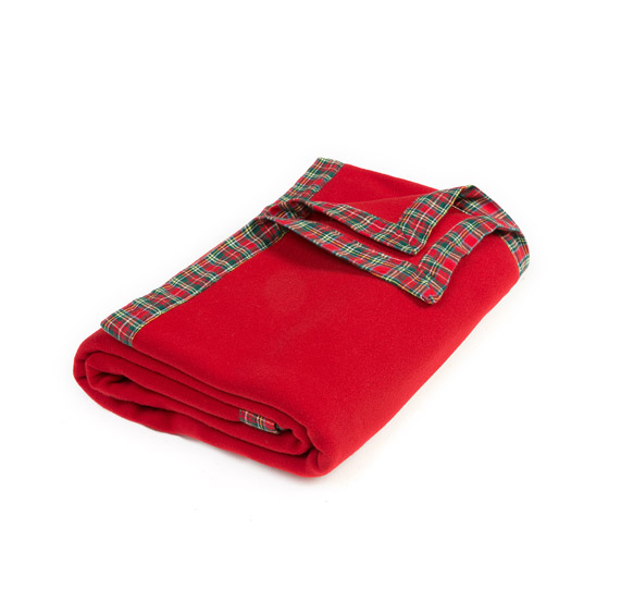 Coperta rossa con bordo rosso scozzese